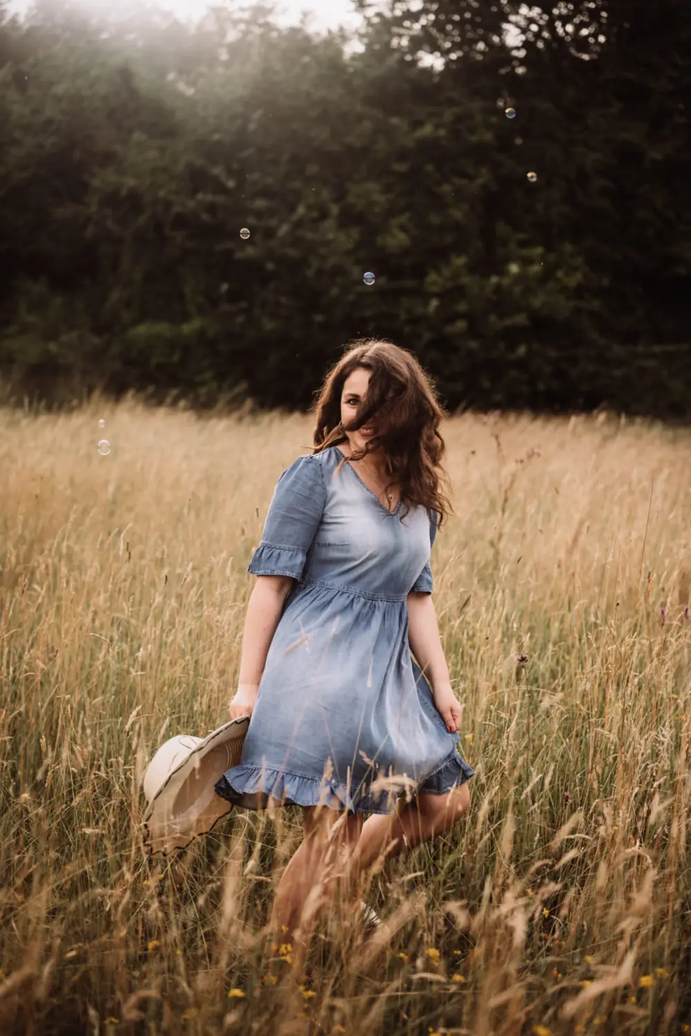 InnerGlow by Debora Wagner - eine Frau im Grasfeld